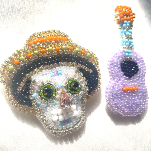 音楽家ビーズ刺繍ブローチ カラベラミュージシャンブローチ ビーズ刺繍 ガイコツ ハロウィン