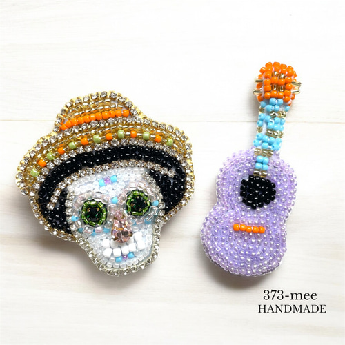 音楽家ビーズ刺繍ブローチ カラベラミュージシャンブローチ ビーズ刺繍 ガイコツ ハロウィン