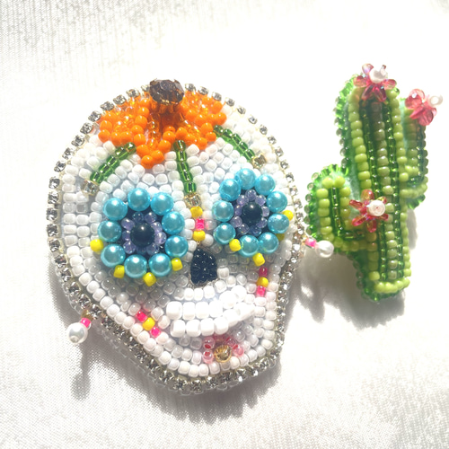 カラベラサボテンブローチ ビーズ刺繍 ガイコツ ハロウィン ブローチ