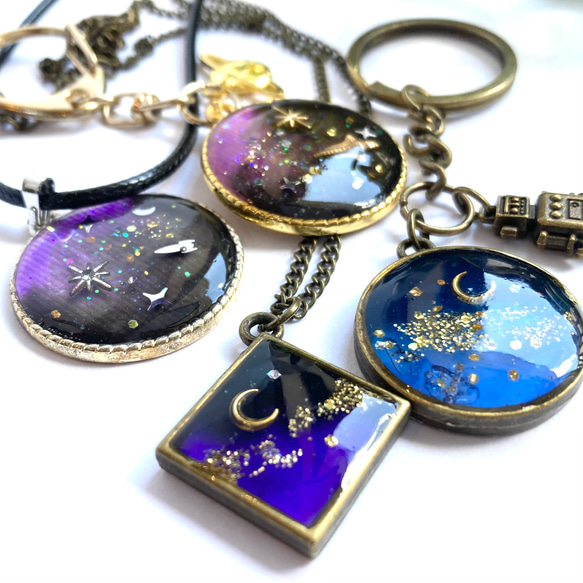 カヤ様。キーホルダー ペンダント マグネット レジン 星空と宇宙のアクセサリー スペースカラーのレジンネックレス