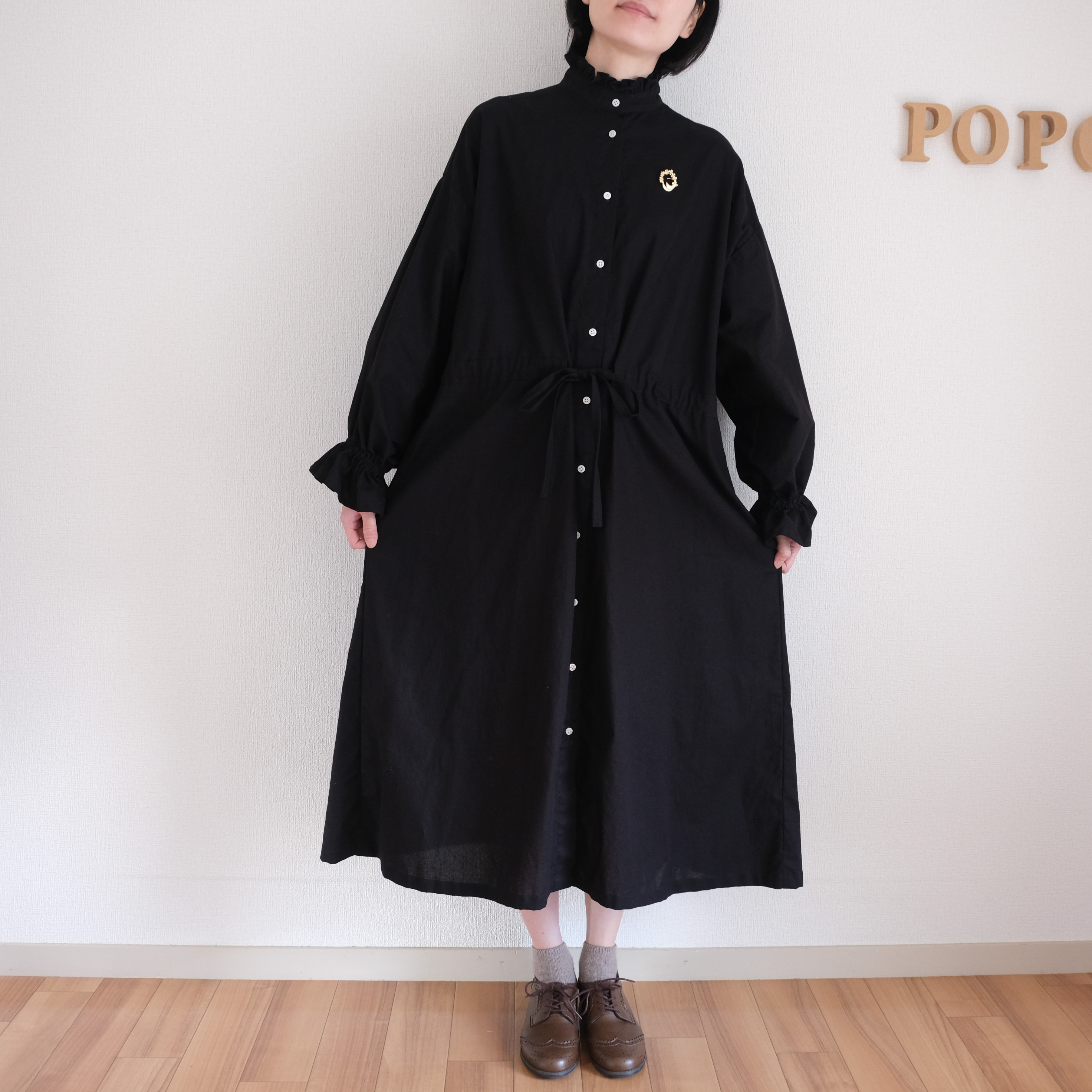 フリルシャツワンピース　腰紐でギャザー調整可能　選べるブローチ付き　ブラック 14,058円