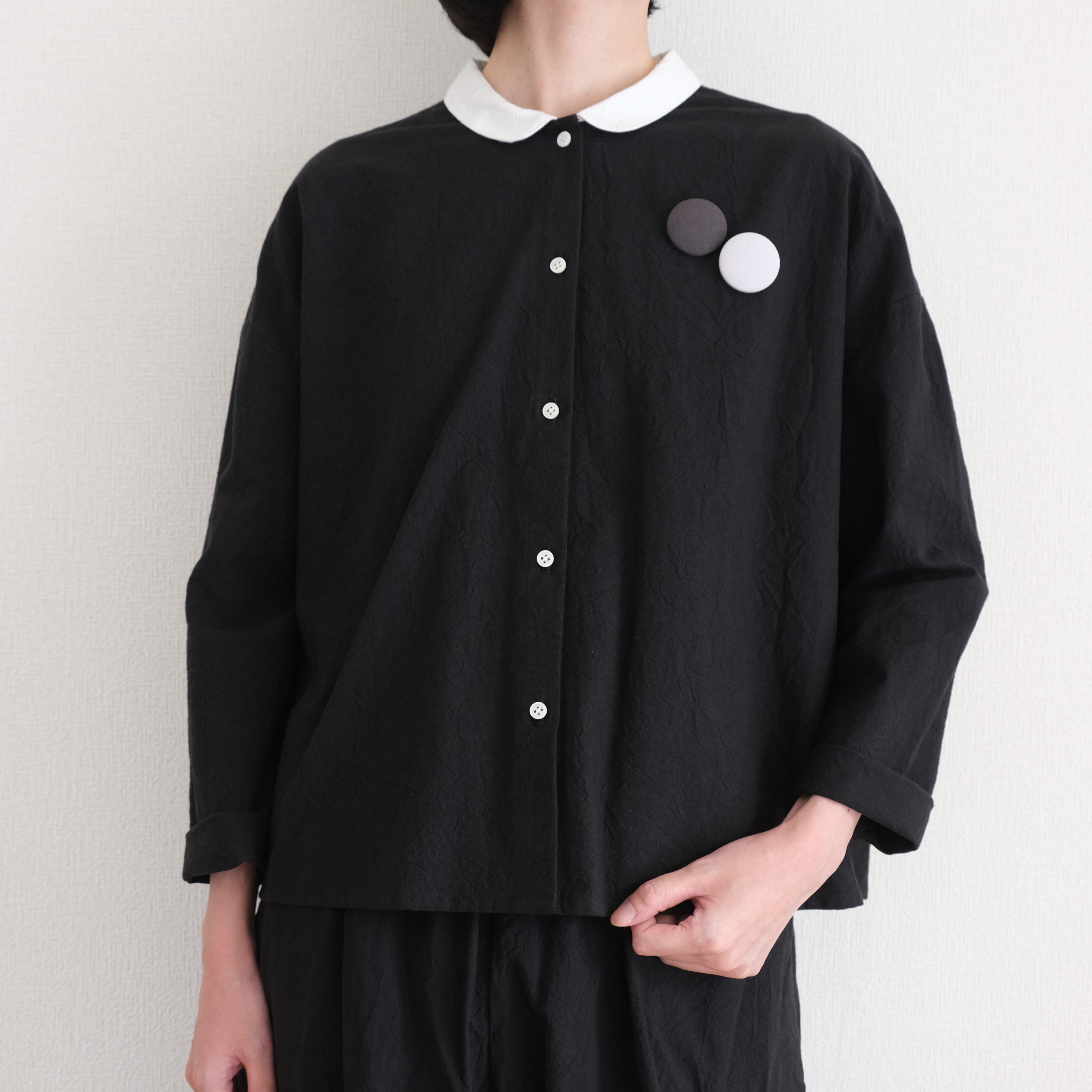 丸衿クレリックヨークギャザーブラウス　しわ加工　ブラック
