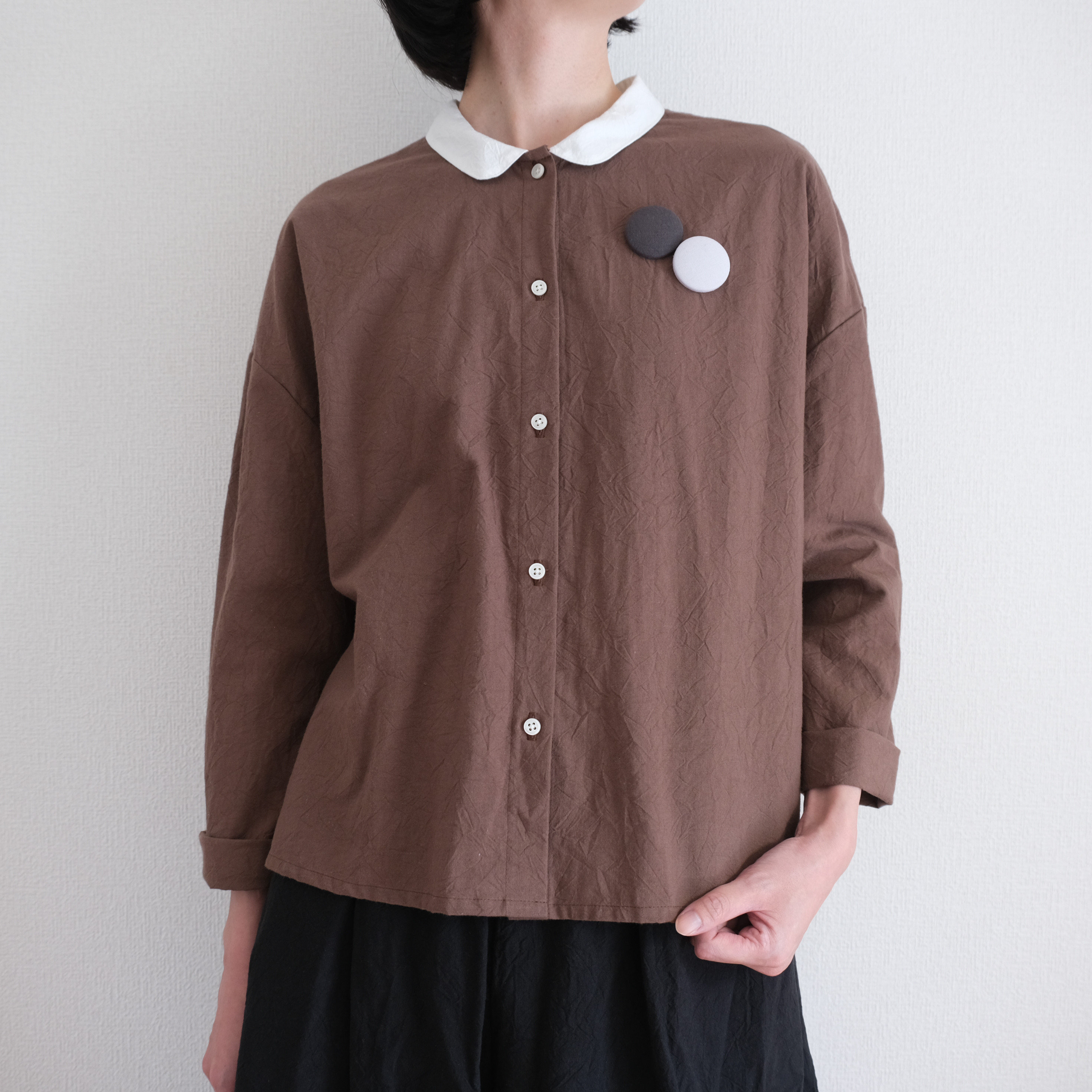丸衿クレリックヨークギャザーブラウス　しわ加工　ブラウン