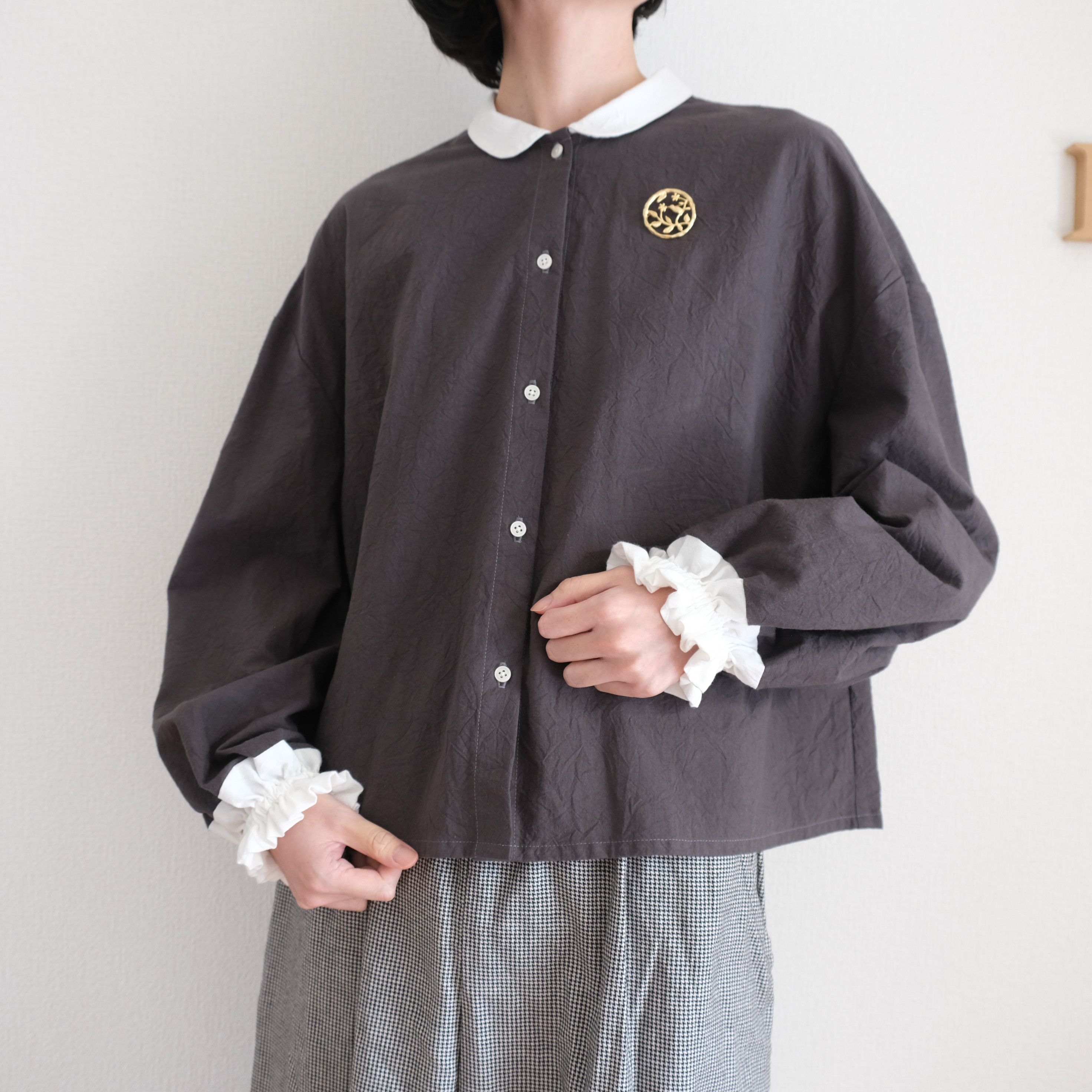 重ね着風がかわいいヨークギャザーブラウス　しわ加工　墨黒