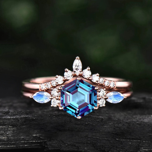 六角形カットのアレキサンドライトとムーンストーンの婚約指輪セット