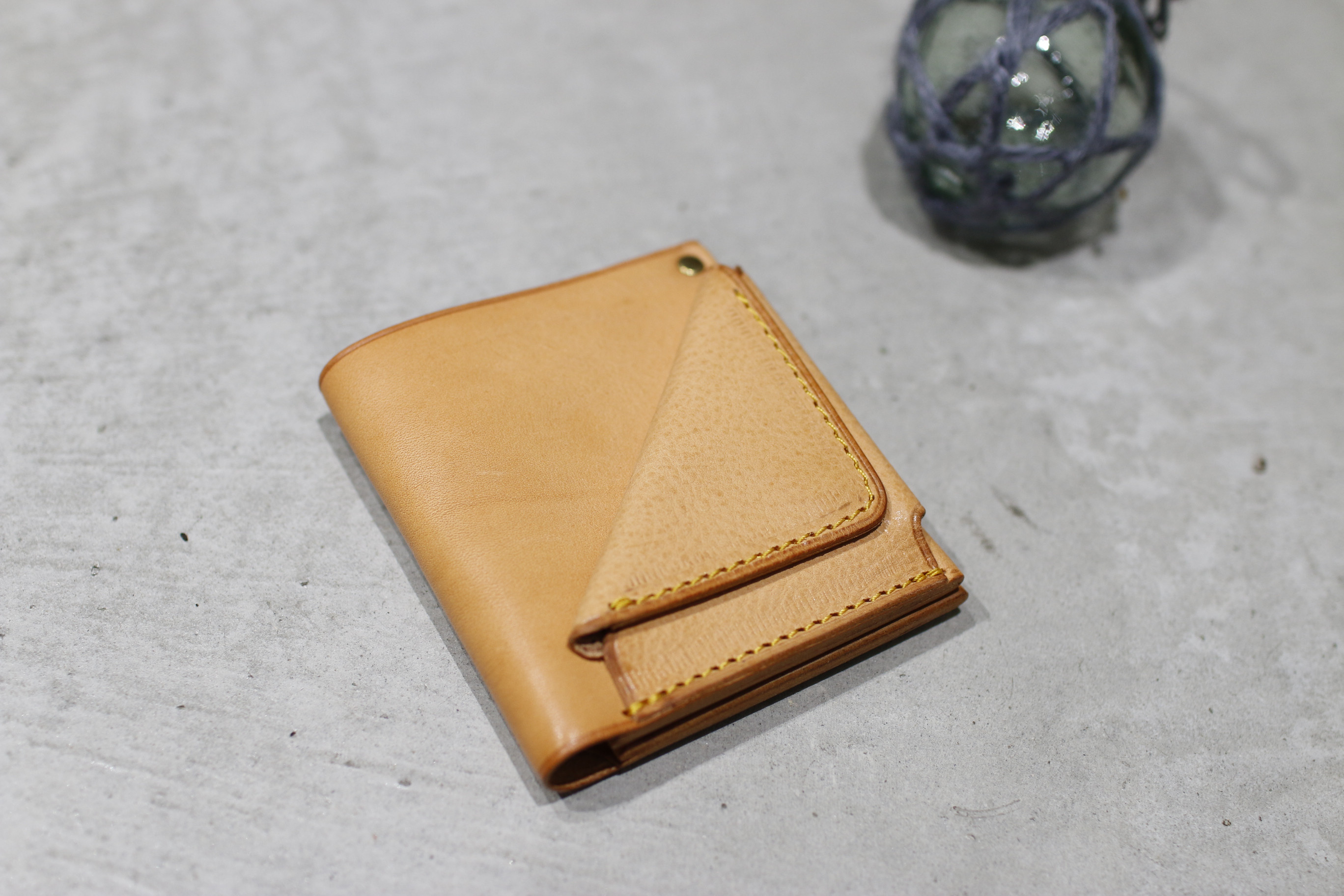 【在庫処分セール！！50%OFF~】小銭入れ付財布　イタリアンレザー　折財布　シンプル　コンパクト　在庫限り