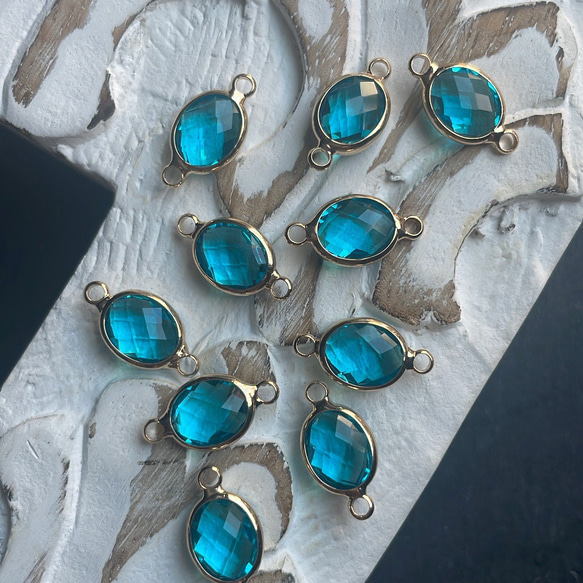 クリスタルオーバルゴールドフレームチャーム 両カン付き（ライト 