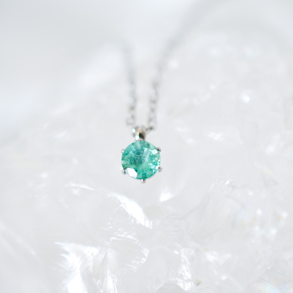 【エメラルドのシンプルな一粒ネックレス】緑/4mm/天然石/サージカルステンレス/つけっぱなしok 6枚目の画像