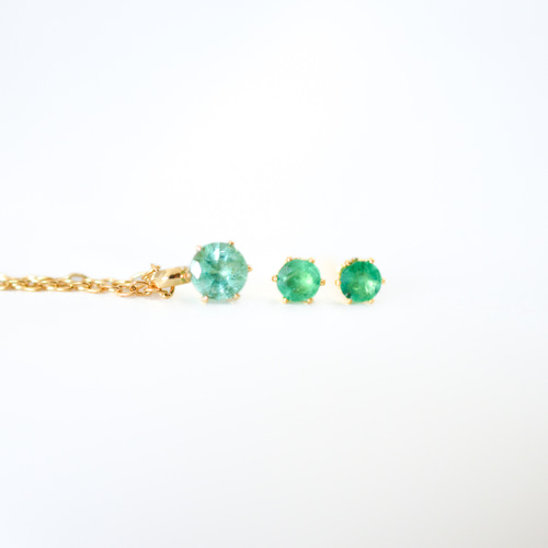 エメラルドのシンプルな一粒ネックレス】緑/4mm/天然石/サージカル