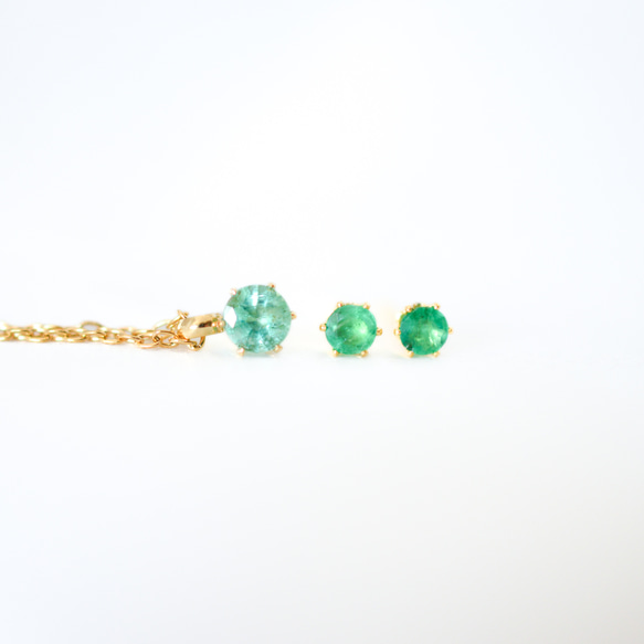 【エメラルドのシンプルな一粒ネックレス】緑/4mm/天然石/サージカルステンレス/つけっぱなしok 9枚目の画像