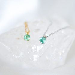 【エメラルドのシンプルな一粒ネックレス】緑/4mm/天然石/サージカルステンレス/つけっぱなしok 5枚目の画像