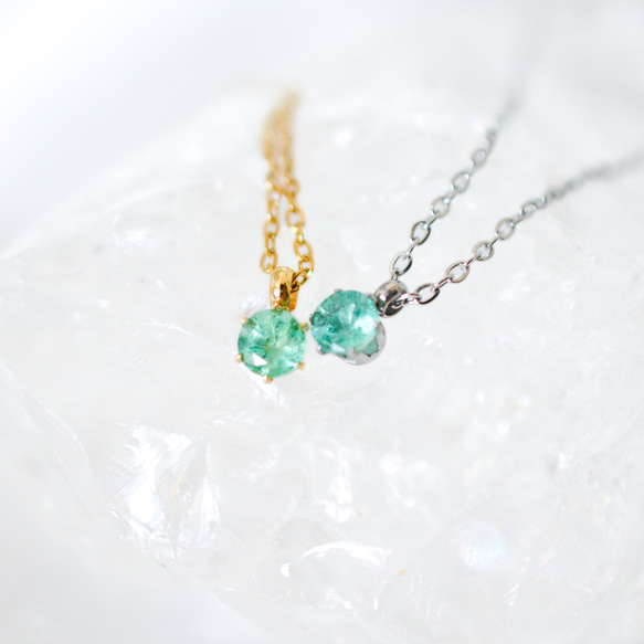 【エメラルドのシンプルな一粒ネックレス】緑/4mm/天然石/サージカルステンレス/つけっぱなしok 4枚目の画像