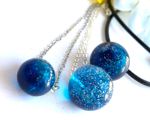 M283 レジン　ネックレス　ブルー系フラワーアレンジ　球体2.6cm 水色な海の球体＊レジンネックレスNo.10 ネックレス・ペンダント