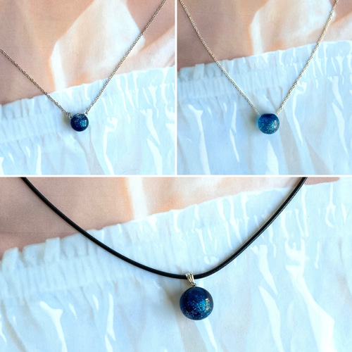 青い球体のネックレス ダークブルーのシンプルな丸いレジン