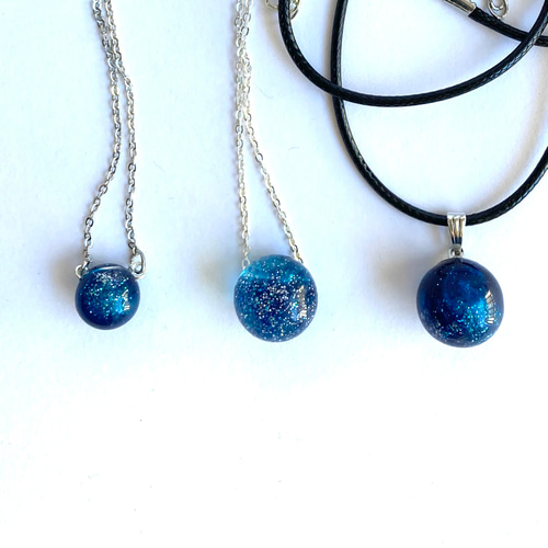 青い球体のネックレス ダークブルーのシンプルな丸いレジン