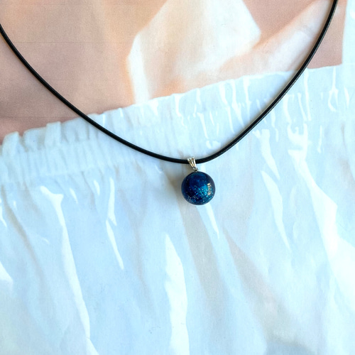 青い球体のネックレス ダークブルーのシンプルな丸いレジン