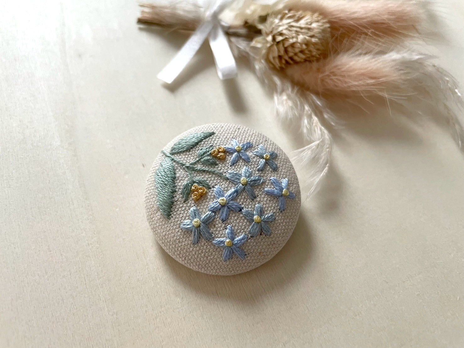 【2025A/W新作★送料無料】 ハンドメイド　 ブルーローズスワッグ リボン刺繍ブローチ　くるみボタン その他