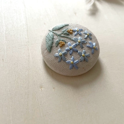 ブルースターの刺繍ブローチ くるみボタン ブローチ cocomu 通販