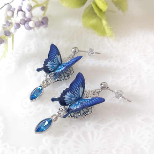 オオルリアゲハ(マゼンタ) オオルリアゲハ(サファイア) 羽ばたく蝶々