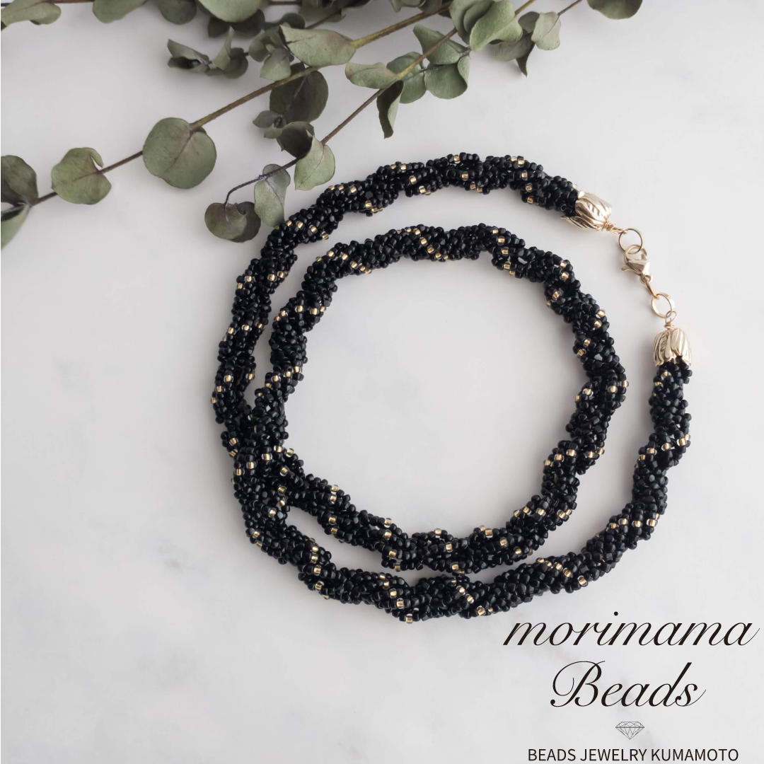本金入りビーズ使用　黒ビーズのステッチネックレス
