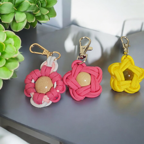 mama&mimi様 パラコート バッグチャーム にこちゃん花 四つ葉