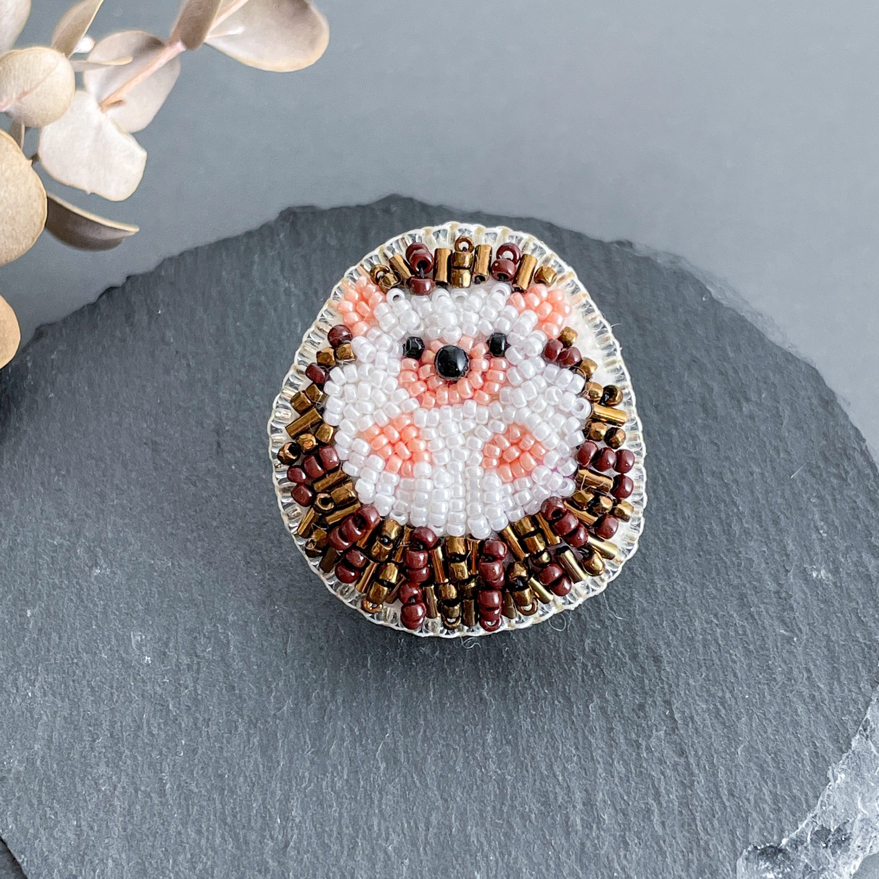 ミニハリネズミ　立体アニマル　ビーズ刺繍チャーム　ハンドメイド