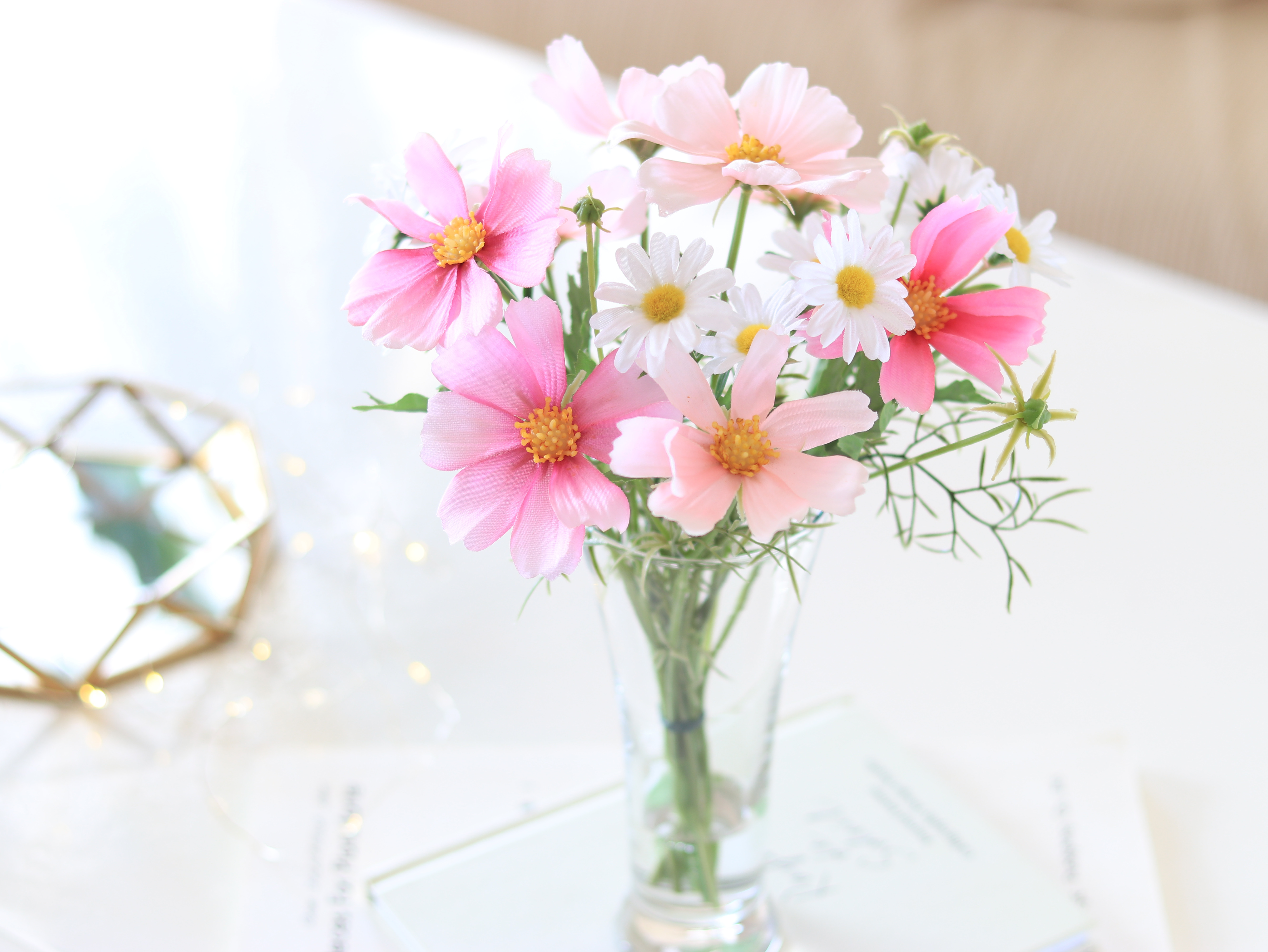 風に揺れるコスモス＆マーガレット　ナチュラルウォーターアレンジ