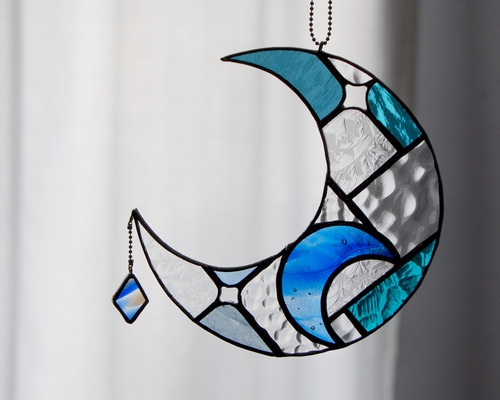 ステンドグラス 【下弦（昼間）の月の精】 64abf74262df4c17fab3694ccd4e75