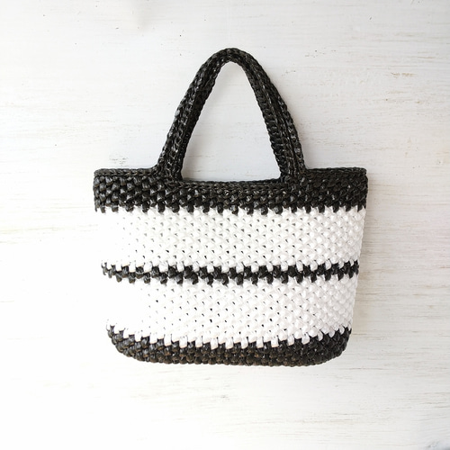 手作り　カゴバッグ　ハンドメイド　かずら編み　楕円 受注制作】軽い手編みのかごバッグ 楕円底 光沢 黒×白 ビニール