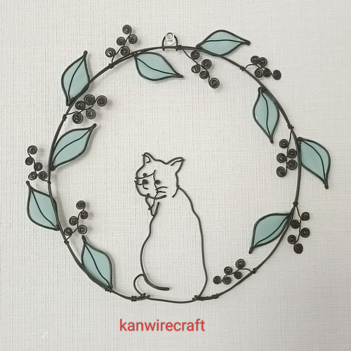 白いお花のリースおすましねこちゃんワイヤークラフト布細工ワイヤーアート 白いお花のリースおすましねこちゃんワイヤークラフト布細工