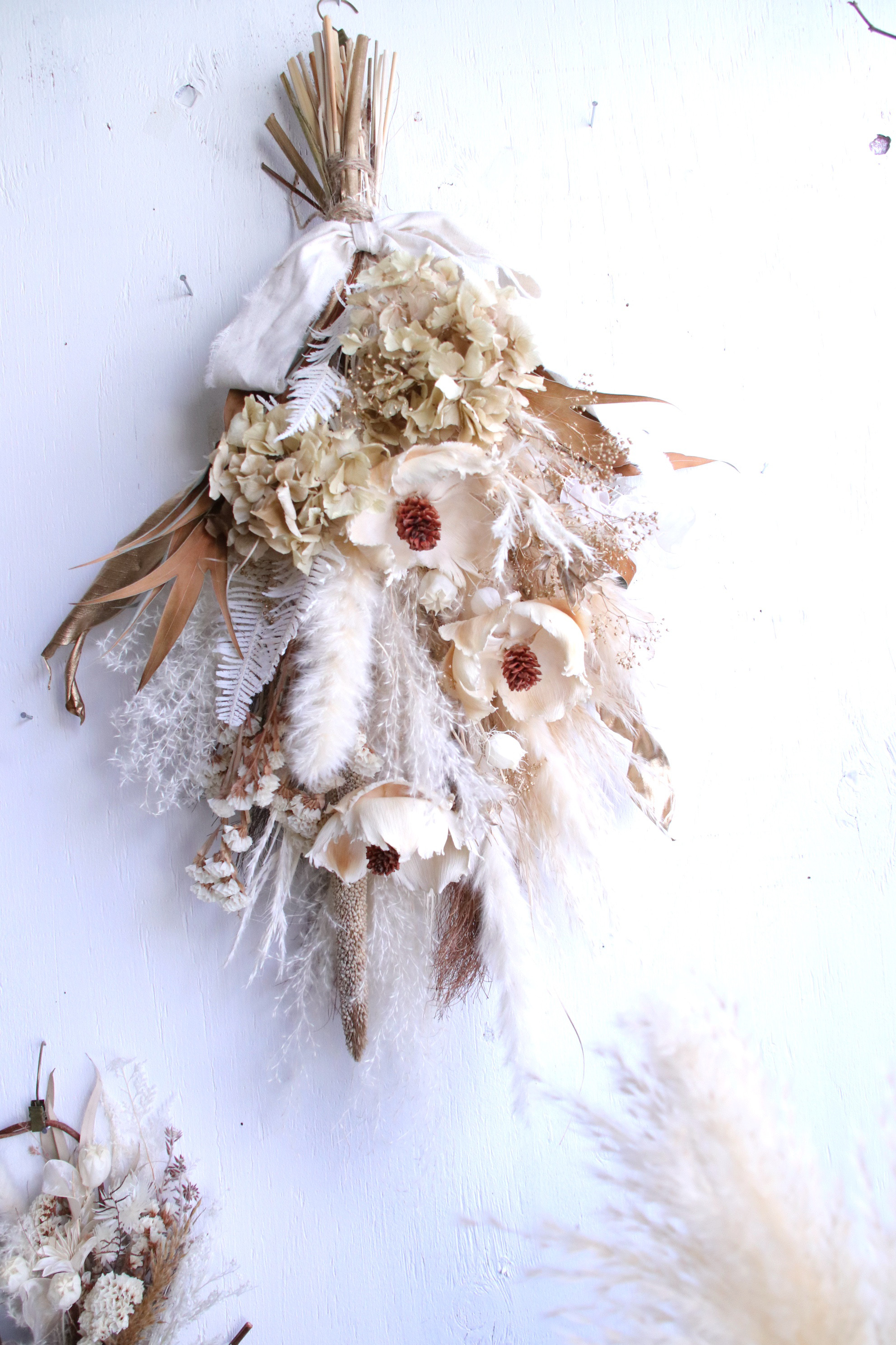 エクリュカラーとゴールドの大人シックウェディングブーケ〜ウェディング、開店お祝い、新築お祝いにも