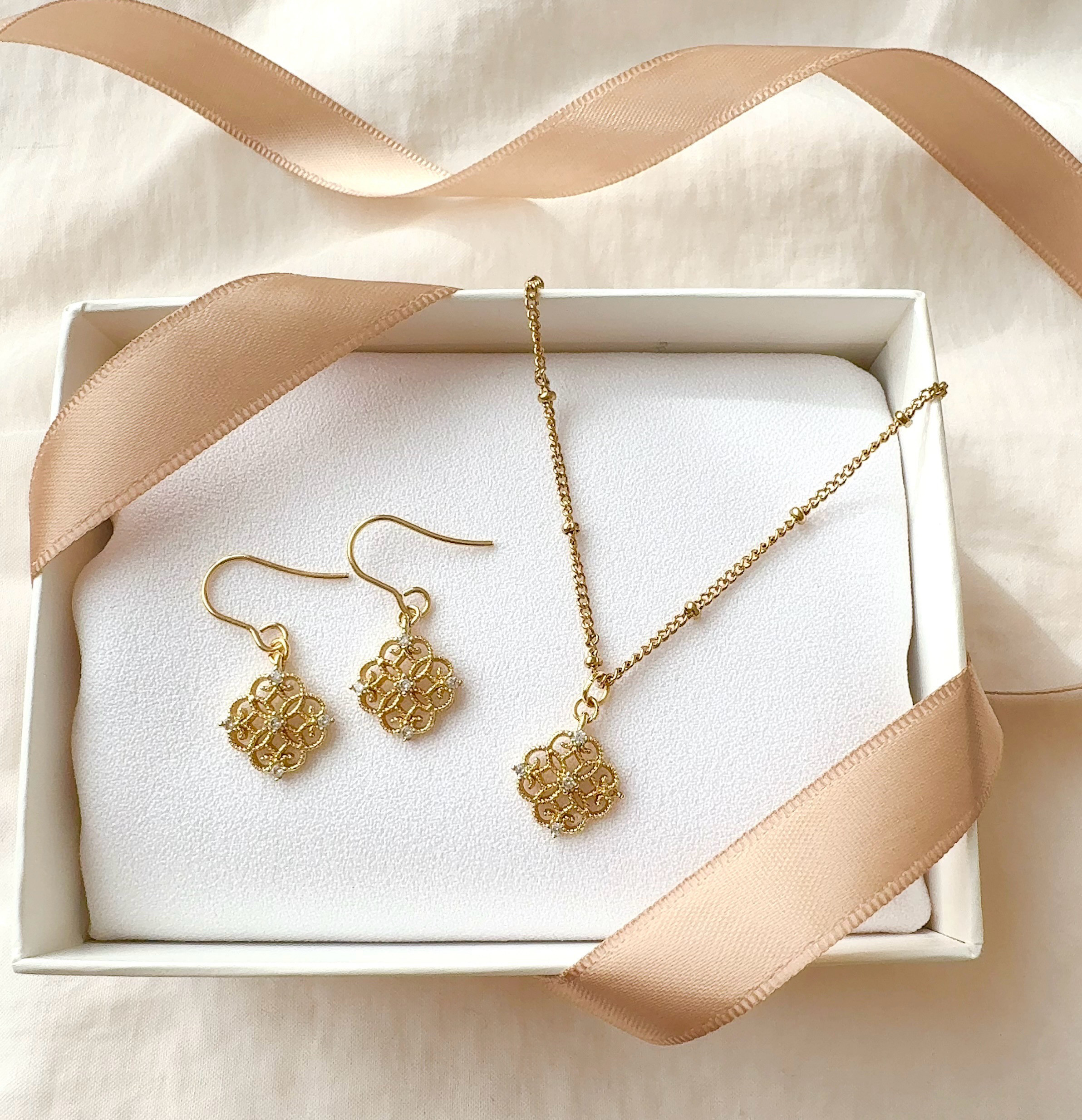 シルバーあり◆クリスマスギフトにも＊透かしモチーフのピアス・ネックレスセット/サージカルステンレス　つけっぱなし