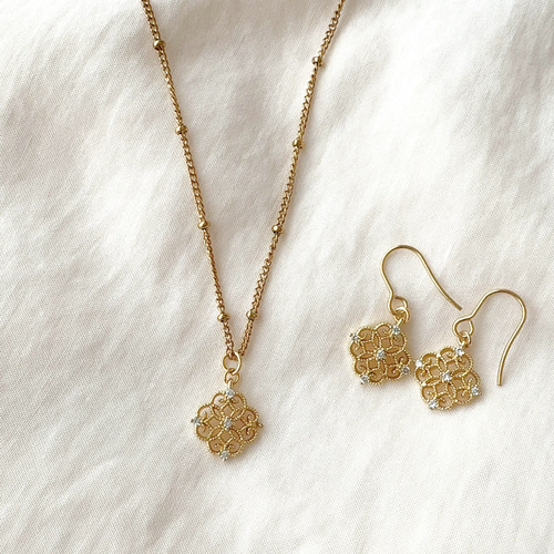 シルバーあり◇透かしモチーフのピアス・ネックレスセット