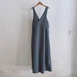 V領收腰吊帶裙 - 藍灰 第9張的照片