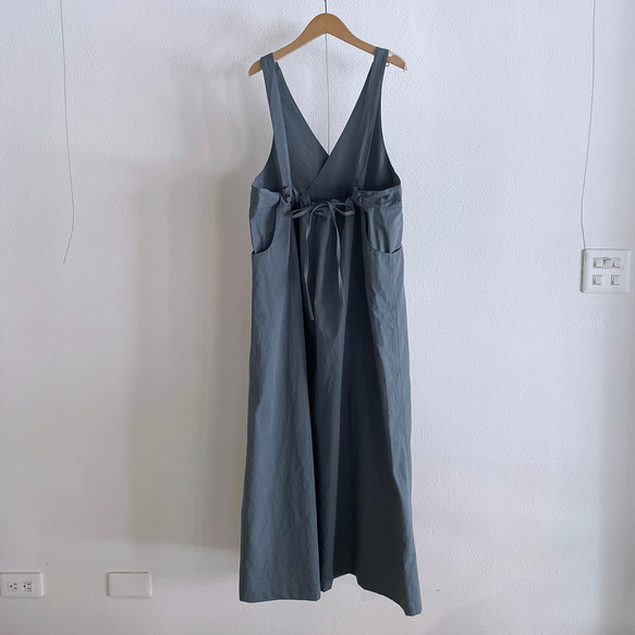 V領收腰吊帶裙 - 藍灰 第10張的照片
