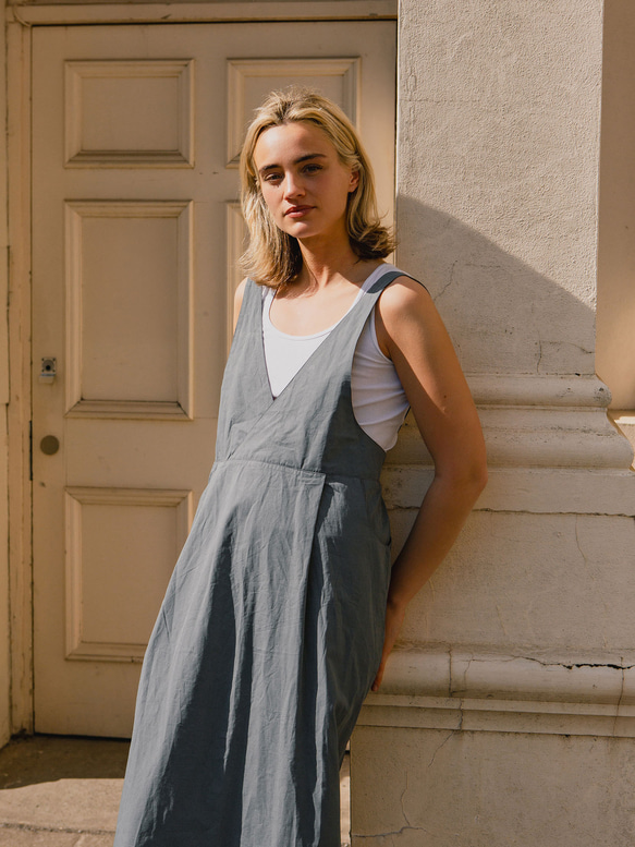 V領收腰吊帶裙 - 藍灰 第2張的照片