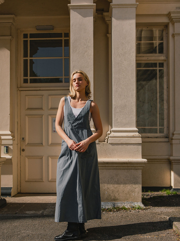 V領收腰吊帶裙 - 藍灰 第7張的照片