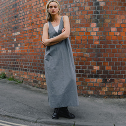 V領收腰吊帶裙 - 藍灰 第1張的照片