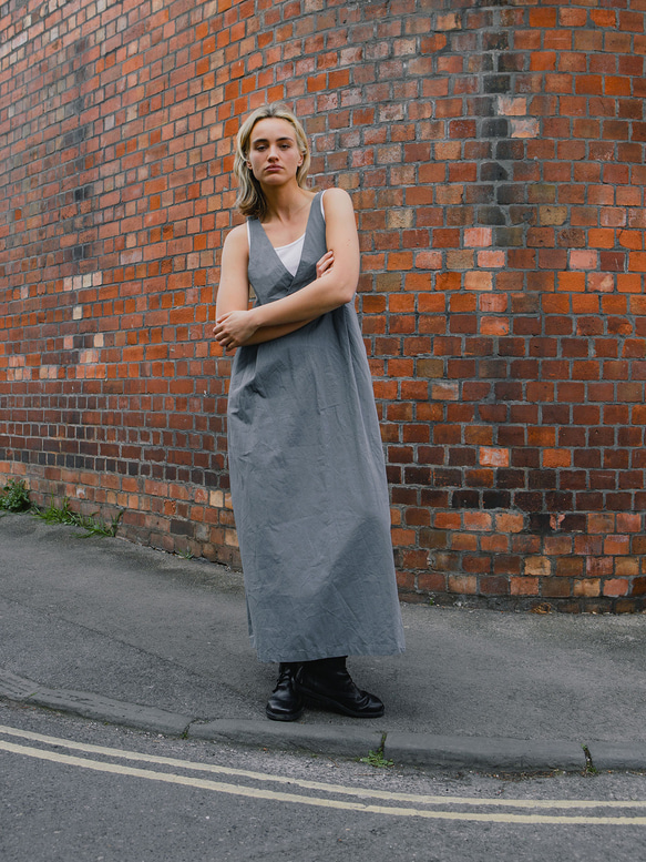 V領收腰吊帶裙 - 藍灰 第1張的照片