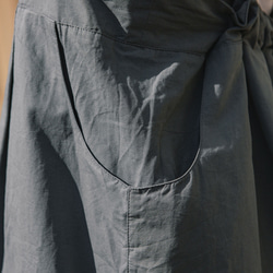 V領收腰吊帶裙 - 藍灰 第6張的照片