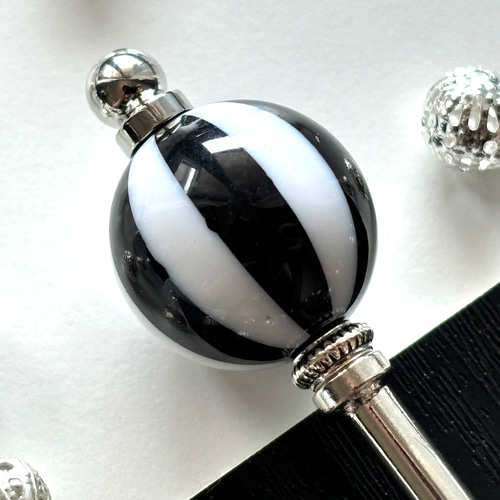 かんざし 白黒モノトーンの縞模様大玉ビーズ ブラック ホワイト 白 一