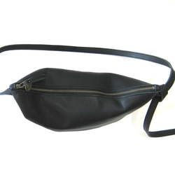 ハーフムーン ブラック　本革製　ミニショルダーバッグ 5枚目の画像