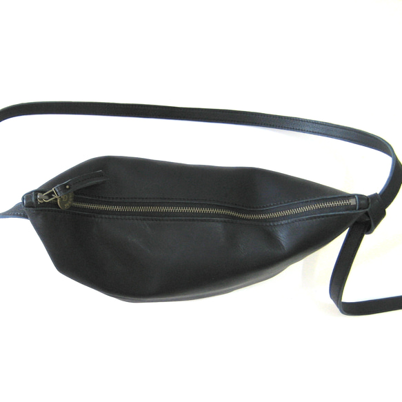 ハーフムーン ブラック　本革製　ミニショルダーバッグ 5枚目の画像