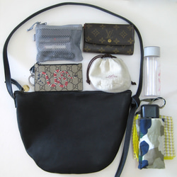 ハーフムーン ブラック　本革製　ミニショルダーバッグ 9枚目の画像