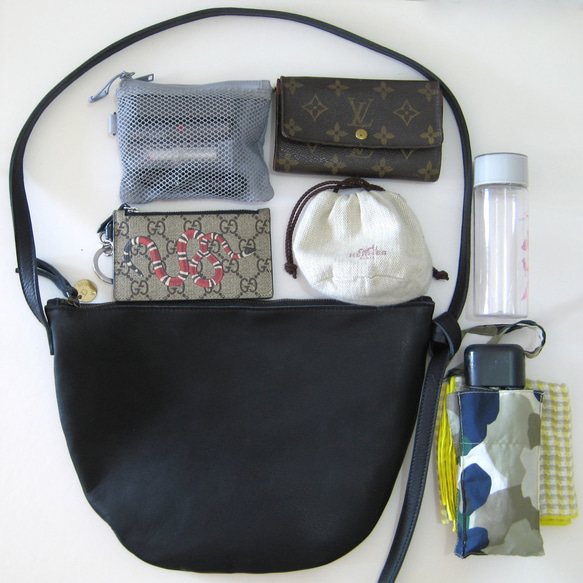 ハーフムーン ブラック　本革製　ミニショルダーバッグ 9枚目の画像