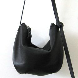 ハーフムーン ブラック　本革製　ミニショルダーバッグ 3枚目の画像