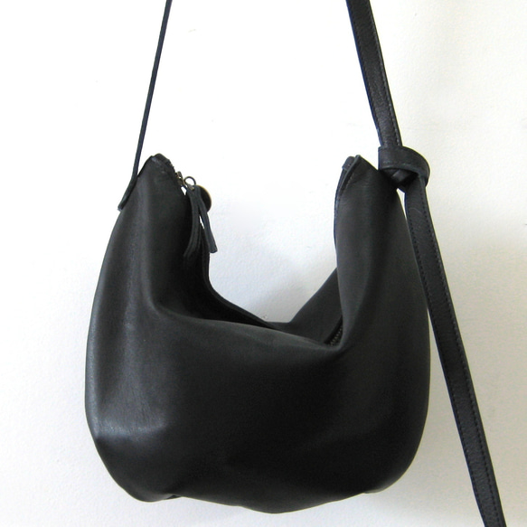 ハーフムーン ブラック　本革製　ミニショルダーバッグ 3枚目の画像