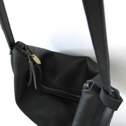 ハーフムーン ブラック　本革製　ミニショルダーバッグ 6枚目の画像