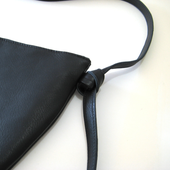 ハーフムーン ブラック　本革製　ミニショルダーバッグ 7枚目の画像