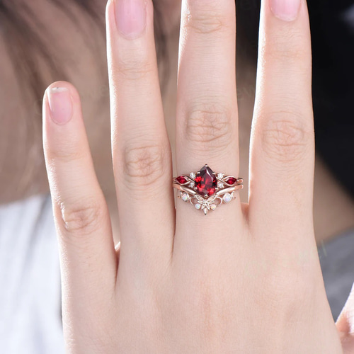 ペアシェイプのレッドルビーリング 6本爪 ヴィンテージ風 ユニークな